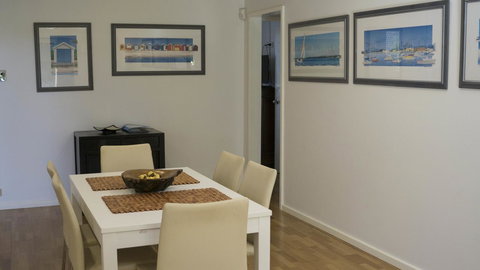 Relax, Bright & Airy Garden Villa - Accommodation Cairns 6