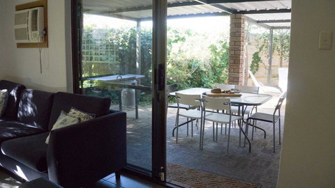 Relax, Bright & Airy Garden Villa - Accommodation Cairns 29