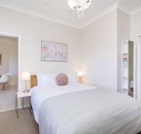 Light bright quality river views Free parking - Accommodation Cairns