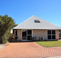 Osprey Holiday Village Unit 103/1 Bed - Perfect short stay apartment with King size bed - Accommodation Cairns