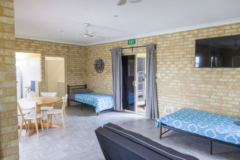 Lancelin Lodge - Accommodation Cairns 2