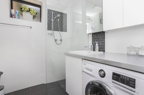 Gorgeous 26 1 Bed Designer Fitout Perfect Location - Accommodation Cairns 5