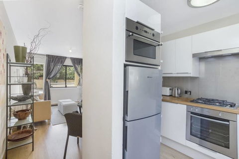 Gorgeous 26 1 Bed Designer Fitout Perfect Location - Accommodation Cairns 32