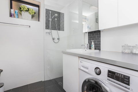 Gorgeous 26 1 Bed Designer Fitout Perfect Location - Accommodation Cairns 36