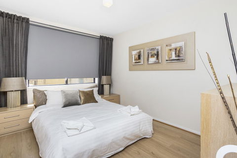 Gorgeous 26 1 Bed Designer Fitout Perfect Location - Accommodation Cairns 10