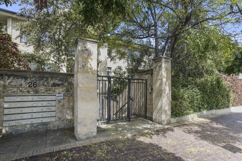 Gorgeous 26 1 Bed Designer Fitout Perfect Location - Accommodation Cairns 30