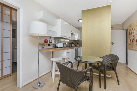 Gorgeous 26 1 Bed Designer Fitout Perfect Location - Accommodation Cairns 12