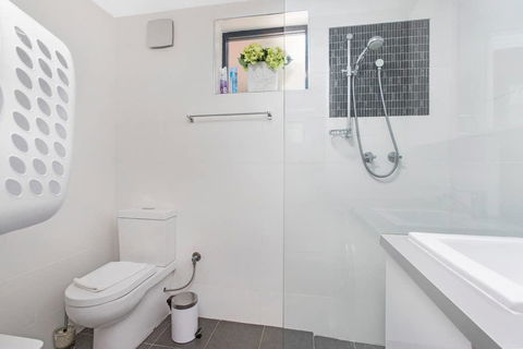 Gorgeous 26 1 Bed Designer Fitout Perfect Location - Accommodation Cairns 42