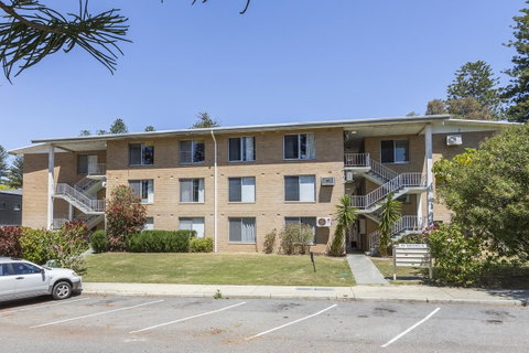 Cottesloe Beach Pines Apartment - Accommodation Cairns 12