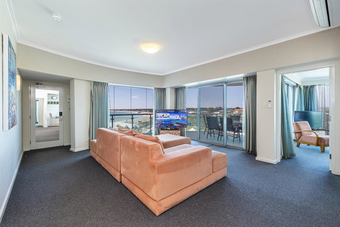 A 406 FANTASTIC OCEAN BEACH And MARINA VIEW APT - MANDURAH - Accommodation Cairns 0