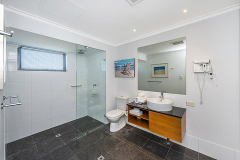 A 406 FANTASTIC OCEAN BEACH And MARINA VIEW APT - MANDURAH - Accommodation Cairns 16