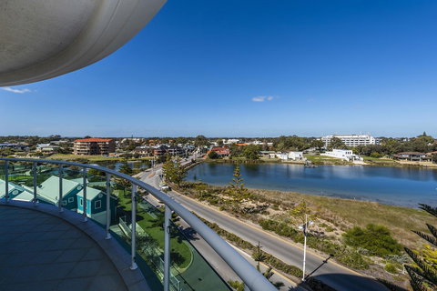 A 406 FANTASTIC OCEAN BEACH And MARINA VIEW APT - MANDURAH - Accommodation Cairns 11