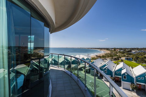 A 406 FANTASTIC OCEAN BEACH And MARINA VIEW APT - MANDURAH - Accommodation Cairns 9