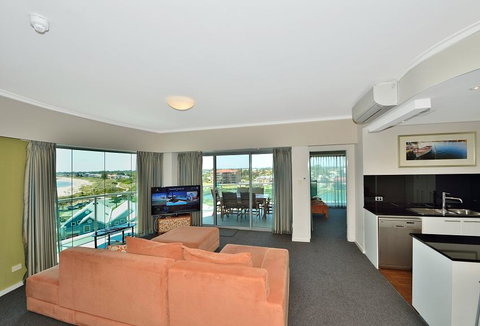 A 406 FANTASTIC OCEAN BEACH And MARINA VIEW APT - MANDURAH - Accommodation Cairns 10