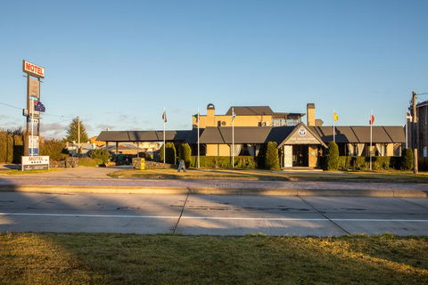 New England Motor Lodge - Accommodation Cairns 0