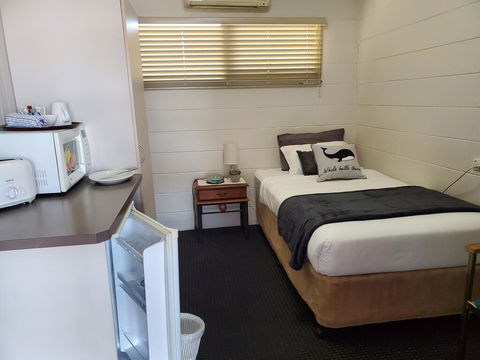 O'Sheas Windsor Hotel - Accommodation Cairns 1