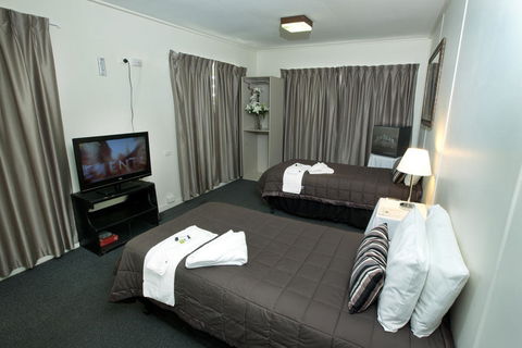 O'Sheas Windsor Hotel - Accommodation Cairns 0
