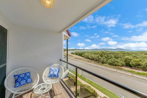 Ocean Breeze, Near Parks And Rowes Bay - Accommodation Cairns 1