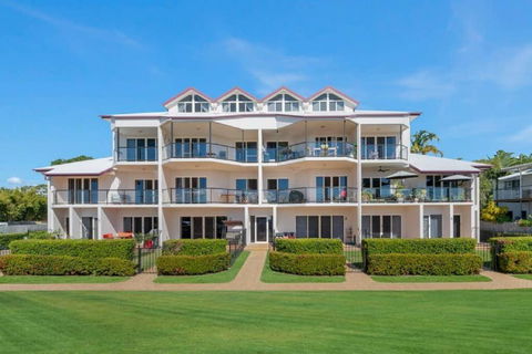 Ocean Breeze, Near Parks And Rowes Bay - Accommodation Cairns 0
