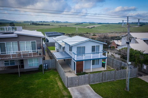Ocean Chill 10 Minutes Drive To Phillip Island, Pet Friendly Family Home Sleeps 8 - Accommodation Cairns 3