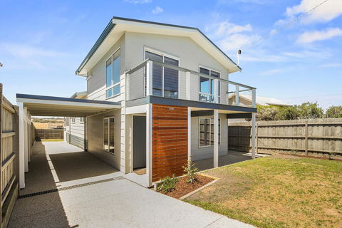 Ocean Chill 10 Minutes Drive To Phillip Island, Pet Friendly Family Home Sleeps 8 - Accommodation Cairns 0