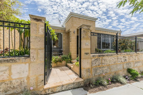 Ocean Keys Cottage - Free WiFi - Accommodation Cairns 0