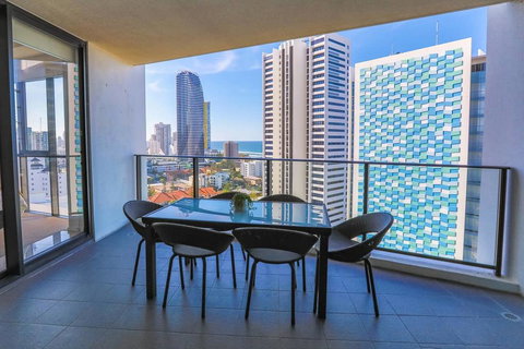 Ocean Views In The Heart Of Broadbeach - Accommodation Cairns 3