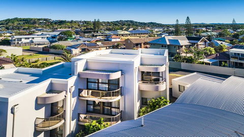 OCEAN WAVES - WiFi - Accommodation Cairns 0