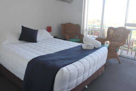 Oceanside Hawks Nest - Accommodation Cairns 3