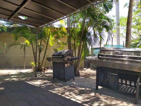 Palm Court Backpackers - Accommodation Cairns 2