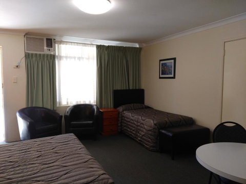 Paramount Motel - Accommodation Cairns 1