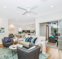 Park Avenue Townhouse Retreat Brisbane Sleeps 10 - Accommodation Cairns