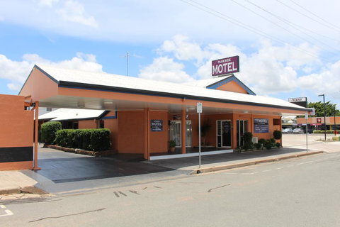 Parkside Motel & Licensed Restaurant - Accommodation Cairns 0
