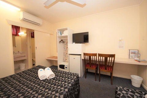 Parkside Motel & Licensed Restaurant - Accommodation Cairns 2