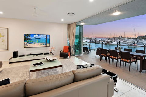 Pavillion 3 Absolute Waterfront 4 Bedroom 2 Lounge Room Plunge Pool + Golf Buggy - Accommodation Cairns 3