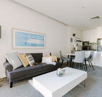 Perfect Location Spacious 2BR Apt Near Flinders Station - Accommodation Cairns