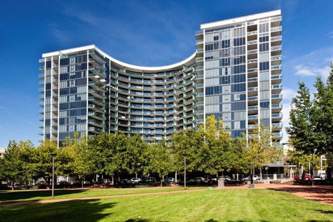 Perfectly Located Modern Apartment - Canberra CBD - Accommodation Cairns 2
