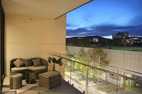 Perfectly Located Modern Apartment - Canberra CBD - Accommodation Cairns 0