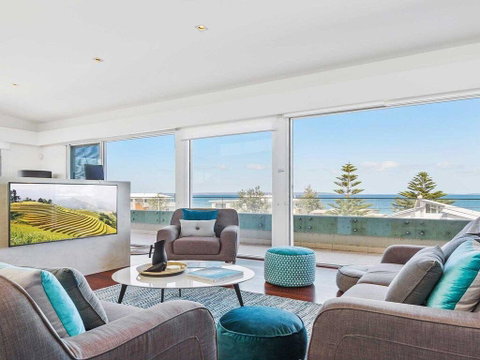 Perpendicular Penthouse - Modern Beachside Apartment - Accommodation Cairns 0