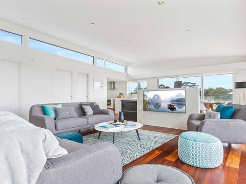 Perpendicular Penthouse - Modern Beachside Apartment - Accommodation Cairns 3