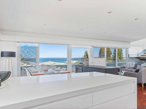 Perpendicular Penthouse - Modern Beachside Apartment - Accommodation Cairns 1
