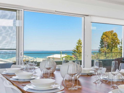 Perpendicular Penthouse - Modern Beachside Apartment - Accommodation Cairns 2
