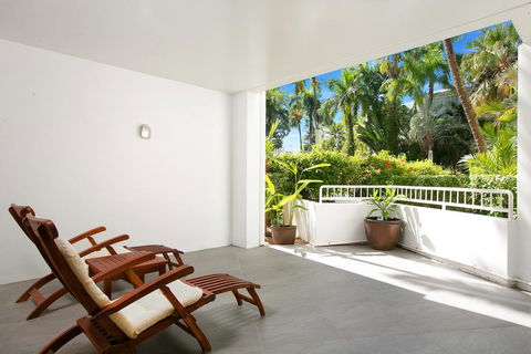 Poolside Apt. In Alamanda Beachfront Resort (62) - Accommodation Cairns 2