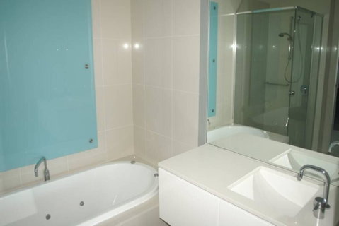 Q1 1 Bedroom Apartment On 30th Floor - Accommodation Cairns 2