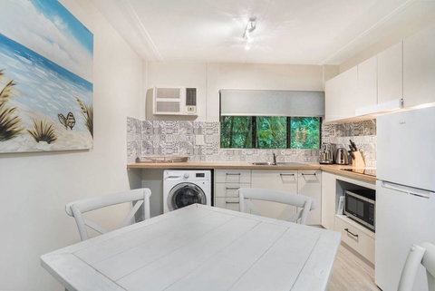 Rare! Modern Unit With Private Fenced Garden Close To The Beach PC5 - Accommodation Cairns 0