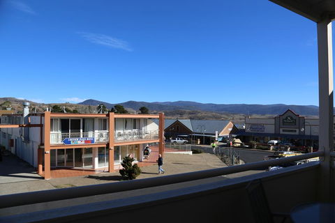 Razorback 8 - Accommodation Cairns 0