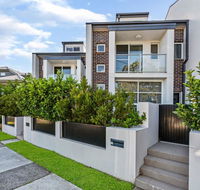 Relax in a Spacious  Modern Townhouse in Asquith - Accommodation Cairns