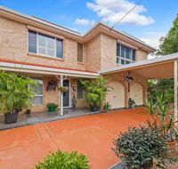Riverside Haven - boating fishing beach cafes in walking range - Accommodation Cairns