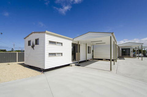 Rocks Retreat Cabin - Seal - Accommodation Cairns 0