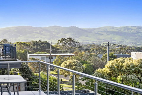 SEA SPECTACULAR - Seconds From The Beach! - Accommodation Cairns 1